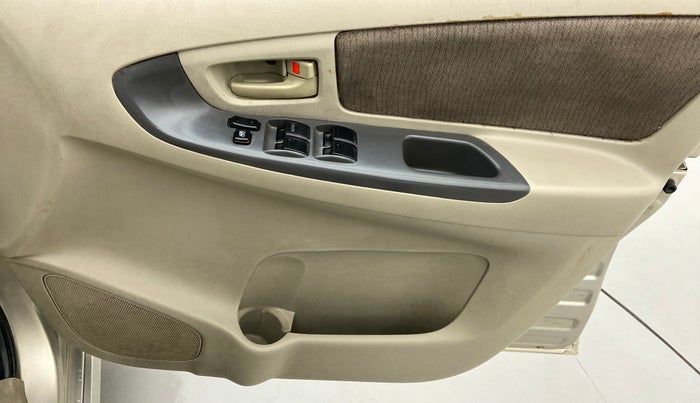 2013 Toyota Innova 2.5 GX 7 STR BS IV, Diesel, Manual, 1,58,656 km, Driver Side Door Panels Control