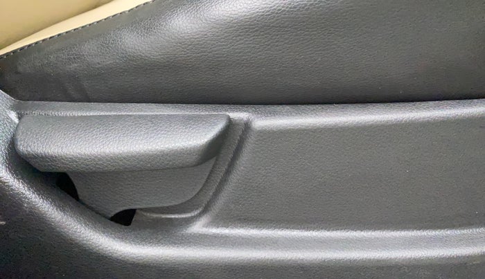 2017 Hyundai Eon MAGNA +, Petrol, Manual, 44,495 km, Driver Side Adjustment Panel
