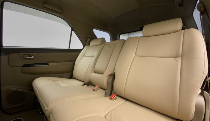 2012 Toyota Fortuner 3.0 MT 4X4, Diesel, Manual, 97,115 km, Right Side Rear Door Cabin