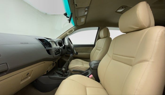 2012 Toyota Fortuner 3.0 MT 4X4, Diesel, Manual, 97,115 km, Right Side Front Door Cabin