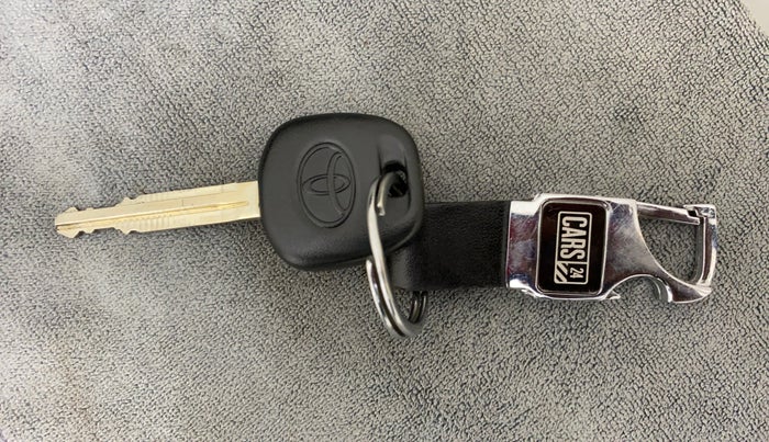 2019 Toyota Etios Liva V DUAL TONE, CNG, Manual, 82,515 km, Key Close Up