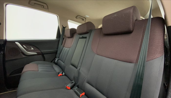 2015 Mahindra XUV500 W6 4X2, Diesel, Manual, 70,903 km, Right Side Rear Door Cabin