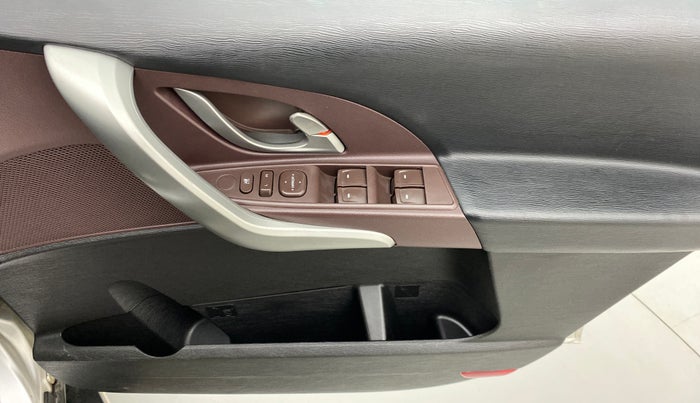 2015 Mahindra XUV500 W6 4X2, Diesel, Manual, 70,903 km, Driver Side Door Panels Control