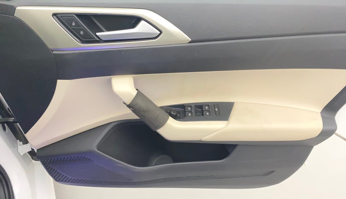 2022 Volkswagen VIRTUS HIGHLINE TSI 1.0 MT, Petrol, Manual, 9,822 km, Driver Side Door Panels Control