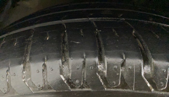 2016 Hyundai Verna 1.6 CRDI SX, Diesel, Manual, 61,962 km, Left Front Tyre Tread