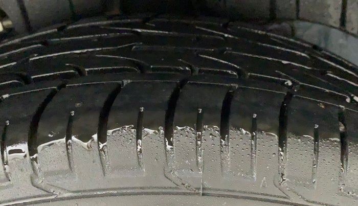 2023 Mahindra XUV300 W8 (O) 1.2 PETROL, Petrol, Manual, 694 km, Left Rear Tyre Tread