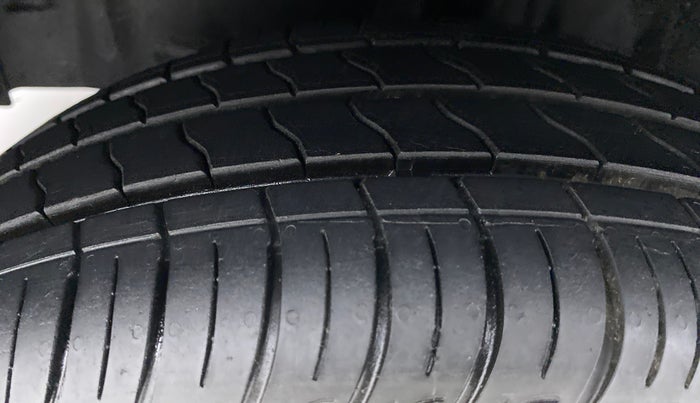 2011 Toyota Etios Liva G, Petrol, Manual, 72,409 km, Left Front Tyre Tread