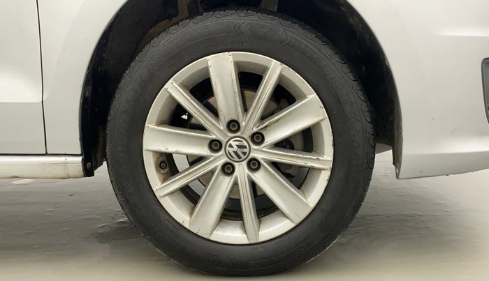 2015 Volkswagen Vento HIGHLINE 1.6 MPI, Petrol, Manual, 98,990 km, Right Front Wheel