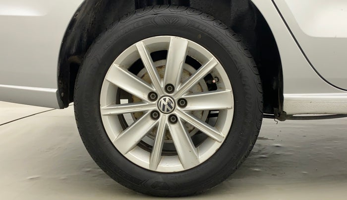 2015 Volkswagen Vento HIGHLINE 1.6 MPI, Petrol, Manual, 98,990 km, Right Rear Wheel