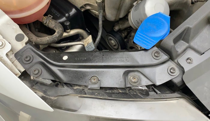2015 Volkswagen Vento HIGHLINE 1.6 MPI, Petrol, Manual, 98,990 km, Right headlight - Clamp has minor damage