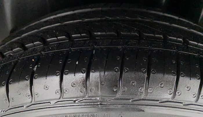 2015 Maruti Ciaz VDI+ SHVS, Diesel, Manual, 95,945 km, Left Rear Tyre Tread