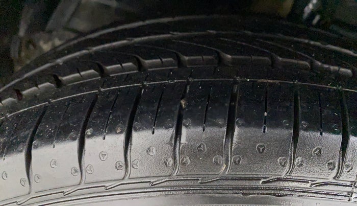 2015 Maruti Ciaz VDI+ SHVS, Diesel, Manual, 95,945 km, Left Front Tyre Tread