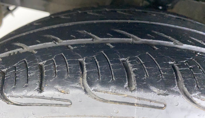 2011 Hyundai i10 ERA 1.1 IRDE, CNG, Manual, 76,520 km, Left Front Tyre Tread