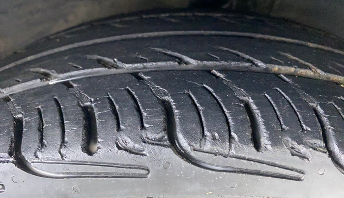 2011 Hyundai i10 ERA 1.1 IRDE, CNG, Manual, 76,520 km, Right Front Tyre Tread