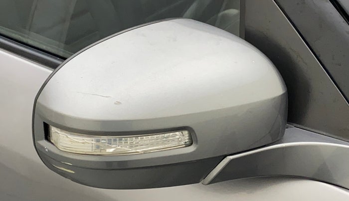 2013 Maruti Swift VXI, Petrol, Manual, 82,445 km, Right rear-view mirror - Indicator light has minor damage