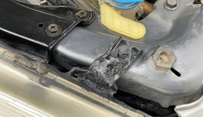 2013 Maruti Swift VXI, Petrol, Manual, 82,445 km, Right headlight - Clamp has minor damage