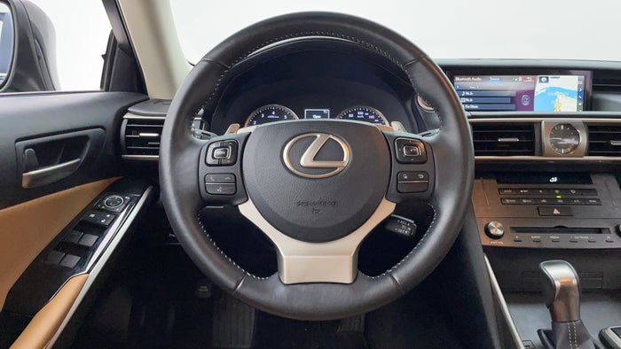 Lexus IS 300-Steering Wheel Close-up
