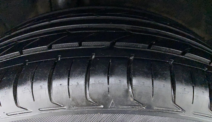 2012 Volkswagen Jetta HIGHLINE 2.0 TDI MT, Diesel, Manual, Right Front Tyre Tread