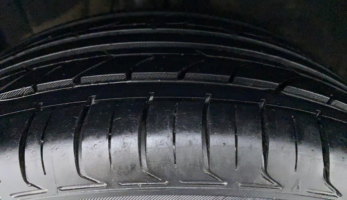 2012 Volkswagen Jetta HIGHLINE 2.0 TDI MT, Diesel, Manual, Left Rear Tyre Tread