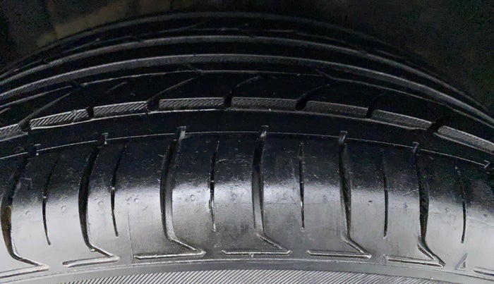 2012 Volkswagen Jetta HIGHLINE 2.0 TDI MT, Diesel, Manual, Right Rear Tyre Tread