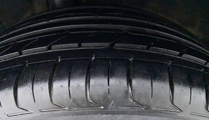 2012 Volkswagen Jetta HIGHLINE 2.0 TDI MT, Diesel, Manual, Left Front Tyre Tread