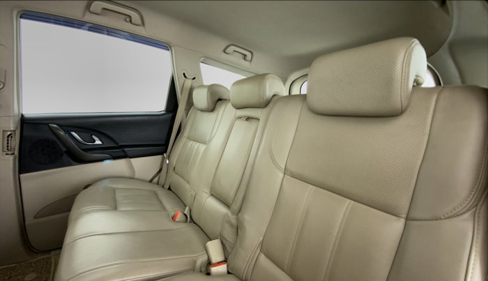 2017 Mahindra XUV500 W8 FWD, Diesel, Manual, 83,356 km, Right Side Rear Door Cabin