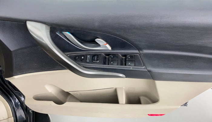 2017 Mahindra XUV500 W8 FWD, Diesel, Manual, 83,356 km, Driver Side Door Panels Control