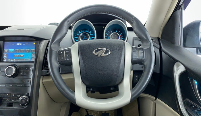 2017 Mahindra XUV500 W8 FWD, Diesel, Manual, 83,356 km, Steering Wheel Close Up