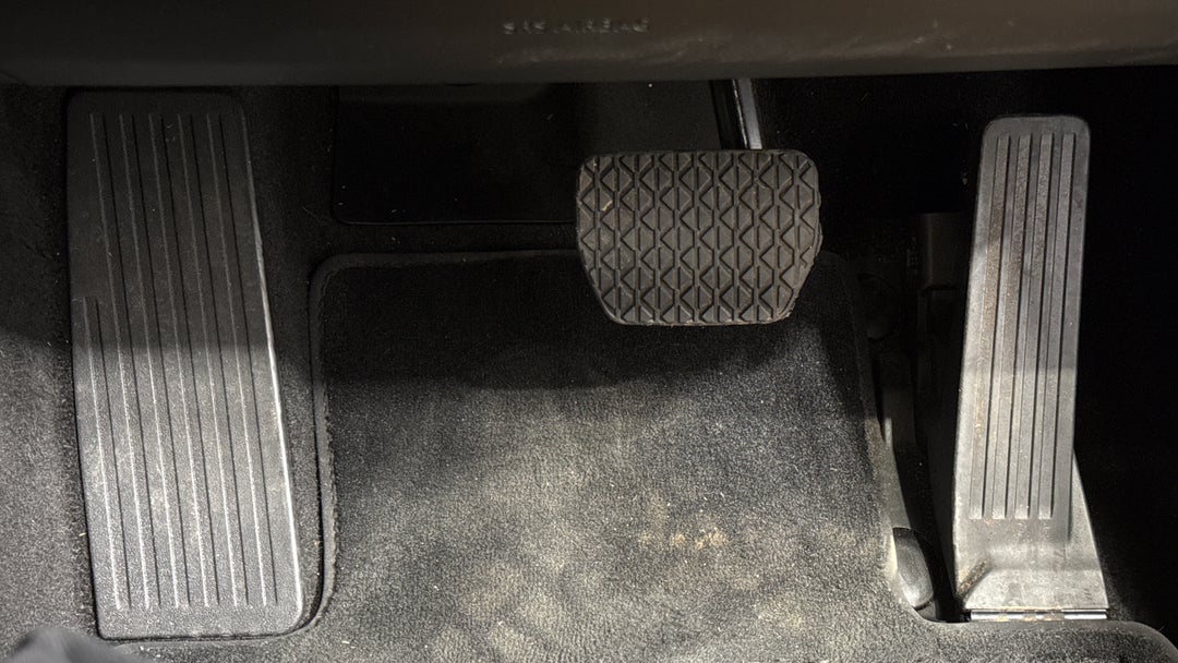 2022 Mazda 3 G25 Astina, Automatic, 26062 km, Pedals and Footmat