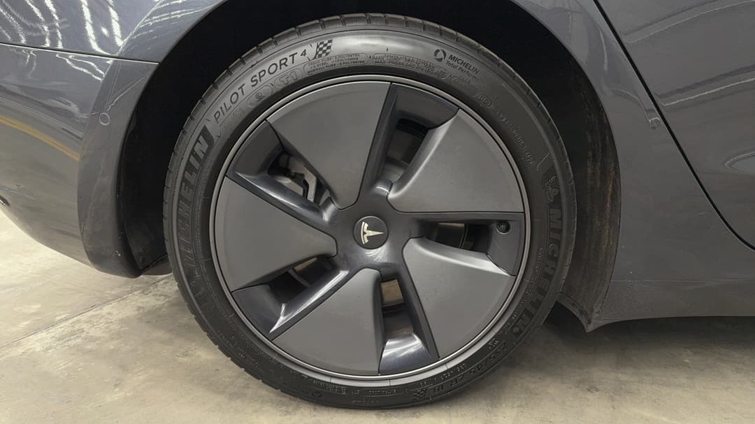 2021 Tesla Model 3 Standard Range Plus RWD, Automatic, 40711 km, Right Rear Wheel