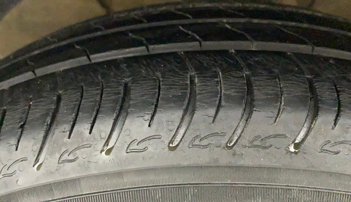 2019 Maruti Swift ZDI PLUS, Diesel, Manual, 73,137 km, Left Front Tyre Tread