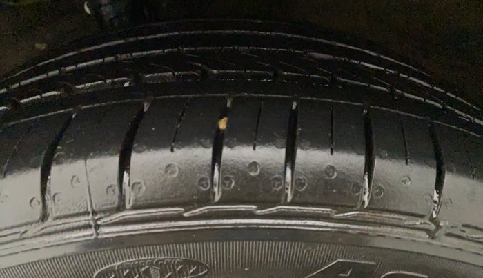 2020 Maruti Ciaz ALPHA  AT 1.5 SHVS PETROL, Petrol, Automatic, 10,096 km, Left Front Tyre Tread