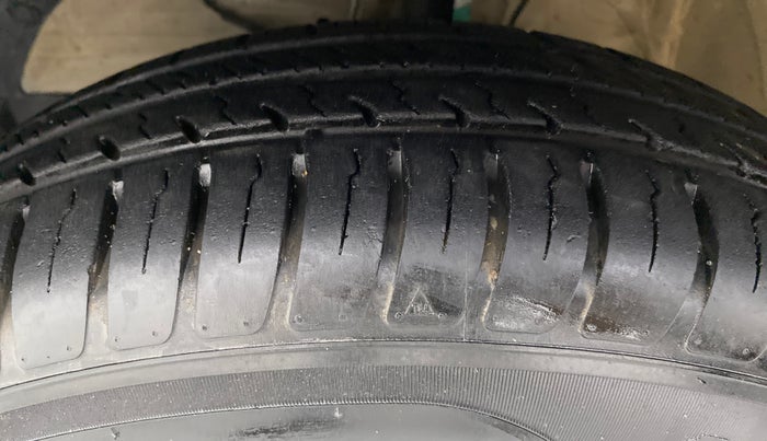 2018 Maruti Swift VXI D, Petrol, Manual, 45,332 km, Left Front Tyre Tread