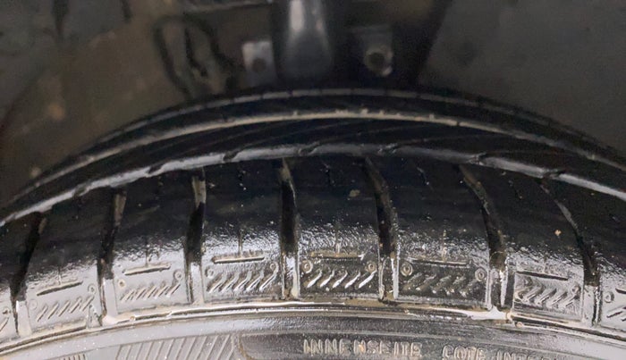 2014 Volkswagen Vento HIGHLINE DIESEL 1.6, Diesel, Manual, 1,24,381 km, Right Front Tyre Tread