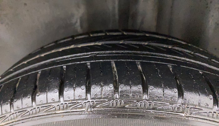 2014 Volkswagen Vento HIGHLINE DIESEL 1.6, Diesel, Manual, 1,24,381 km, Left Rear Tyre Tread
