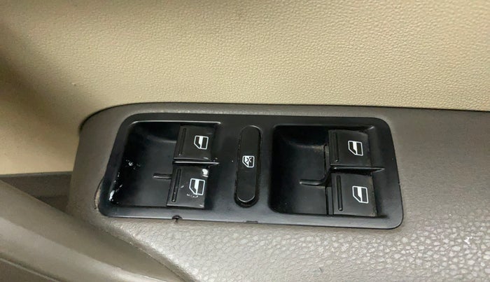 2014 Volkswagen Vento HIGHLINE DIESEL 1.6, Diesel, Manual, 1,24,381 km, Right front window switch / handle - Master window function not working