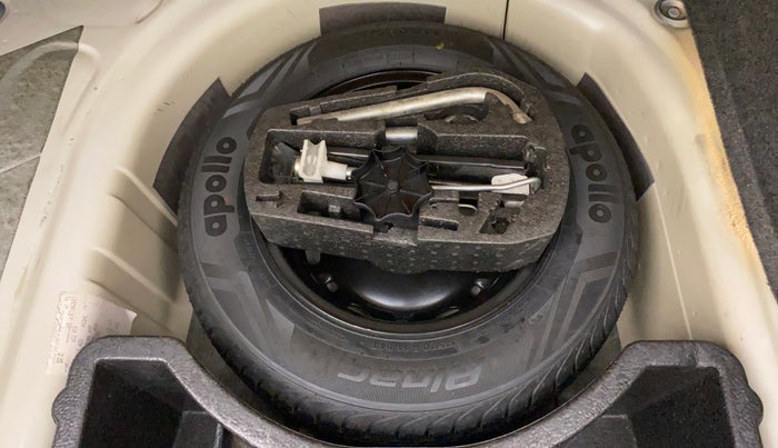2014 Volkswagen Vento HIGHLINE DIESEL 1.6, Diesel, Manual, 1,24,381 km, Spare Tyre