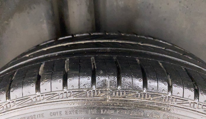 2014 Volkswagen Vento HIGHLINE DIESEL 1.6, Diesel, Manual, 1,24,381 km, Right Rear Tyre Tread
