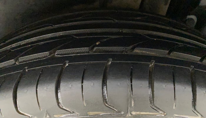 2014 Maruti Ertiga VXI CNG, CNG, Manual, 97,391 km, Left Rear Tyre Tread