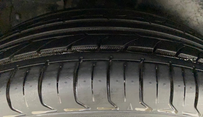 2014 Maruti Ertiga VXI CNG, CNG, Manual, 97,391 km, Right Rear Tyre Tread