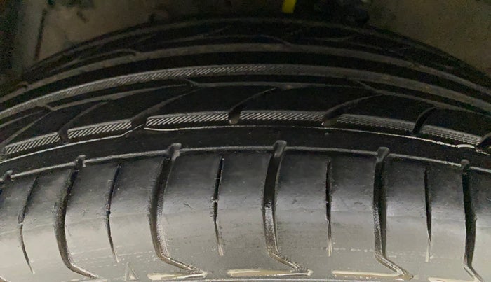 2014 Maruti Ertiga VXI CNG, CNG, Manual, 97,391 km, Left Front Tyre Tread