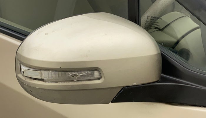 2014 Maruti Ertiga VXI CNG, CNG, Manual, 97,391 km, Right rear-view mirror - Indicator light has minor damage