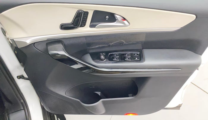 2021 Mahindra XUV700 AX 7 LUXURY P AT 7 STR, Petrol, Automatic, 16,885 km, Driver Side Door Panels Control