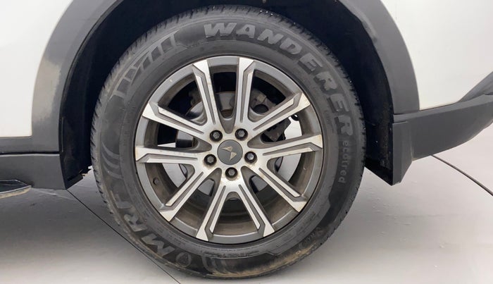 2021 Mahindra XUV700 AX 7 LUXURY P AT 7 STR, Petrol, Automatic, 16,885 km, Left Rear Wheel