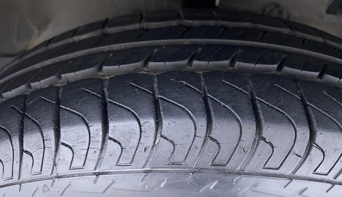 2014 Maruti Swift VXI D, Petrol, Manual, 3,600 km, Right Front Tyre Tread