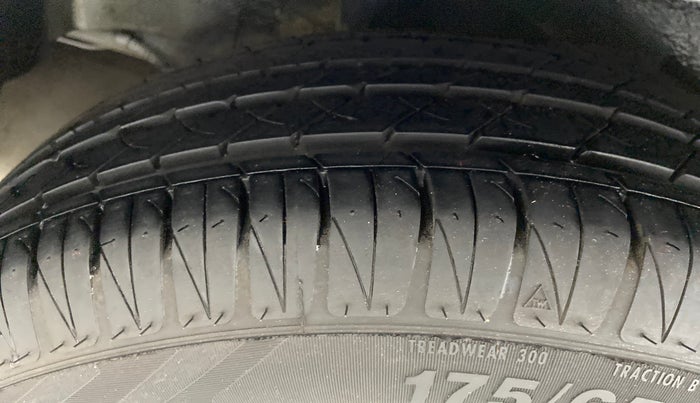 2015 Honda City V MT DIESEL, Diesel, Manual, 1,95,504 km, Right Rear Tyre Tread