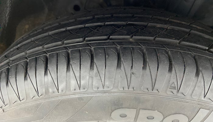 2015 Honda City V MT DIESEL, Diesel, Manual, 1,95,504 km, Right Front Tyre Tread