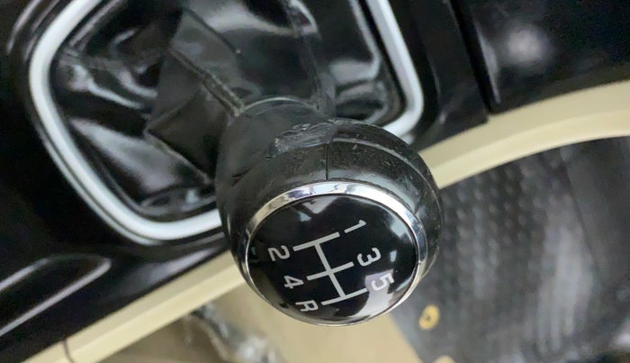2017 Maruti Ciaz DELTA 1.4 VVT, Petrol, Manual, 47,899 km, Gear lever - Knob has minor damage