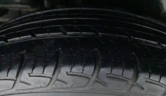 2017 Maruti Ciaz DELTA 1.4 VVT, Petrol, Manual, 47,899 km, Left Front Tyre Tread