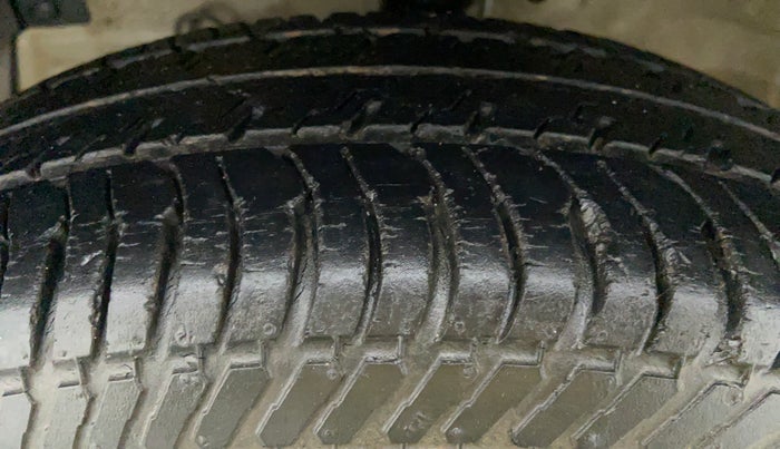 2014 Maruti Swift VXI D, Petrol, Manual, 15,275 km, Left Front Tyre Tread